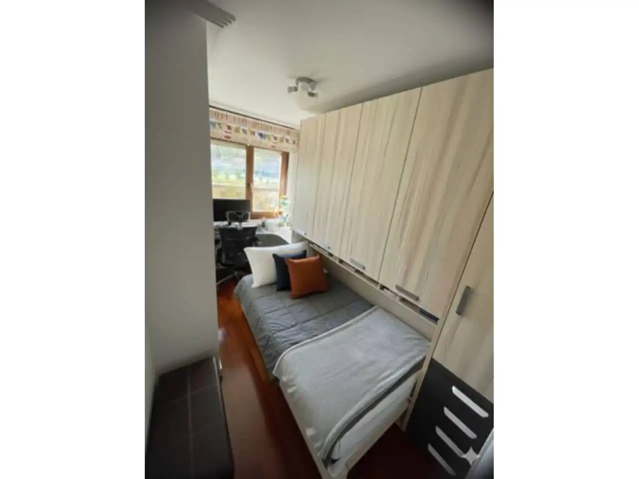 Schlafzimmer von Dachboden zur Miete in Oviedo  mit Heizung, Parkett und Terrasse
