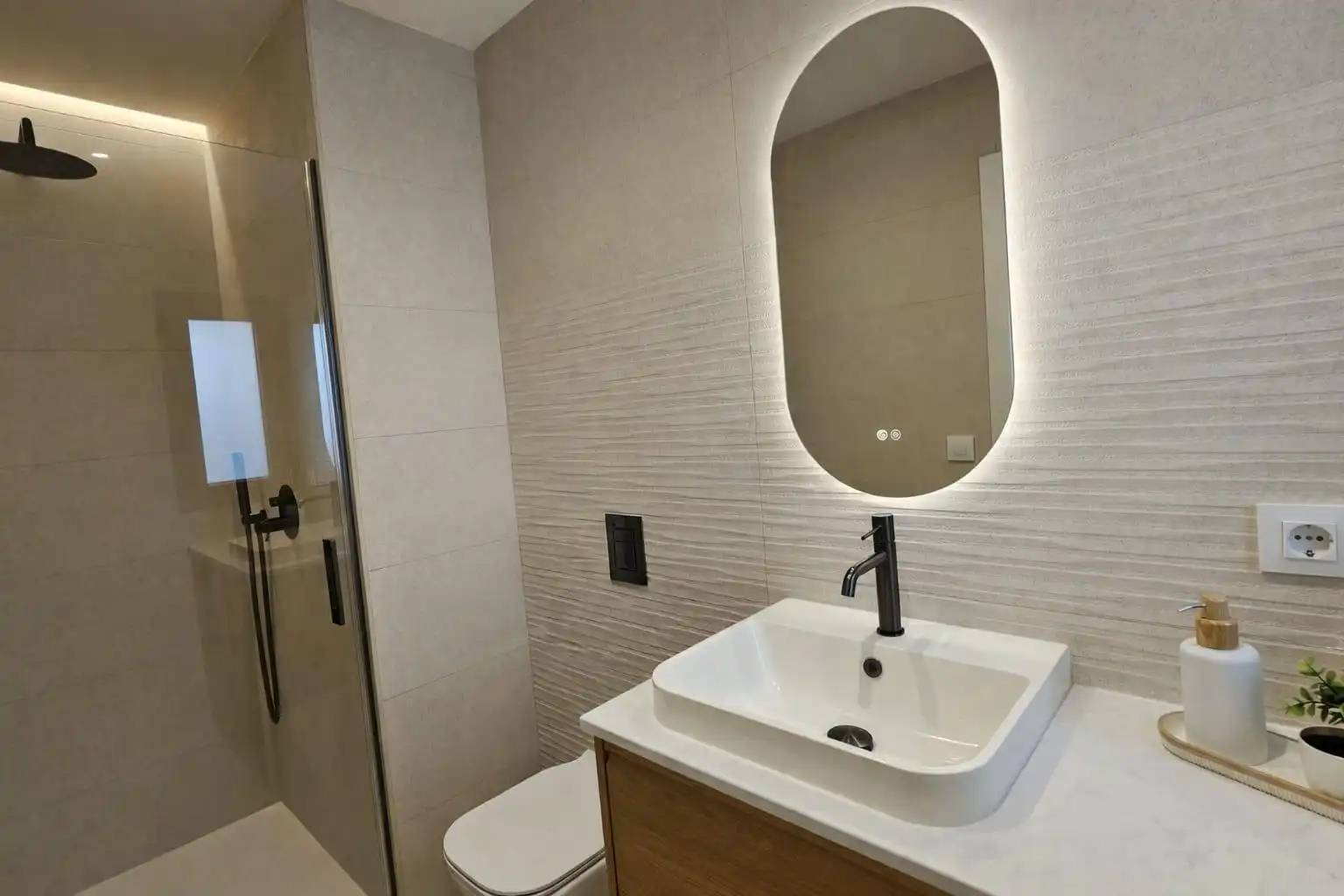 Bathroom of Houses for sale in Alaquàs  with Air Conditioner, Terrace and Furnished