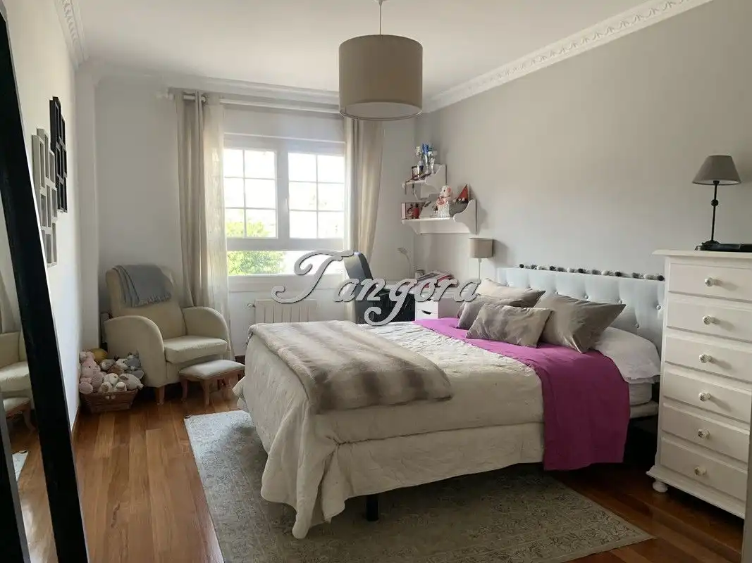 Schlafzimmer von Einfamilien-Reihenhaus zum Verkauf in Castro-Urdiales mit Heizung, Parkett und Terrasse