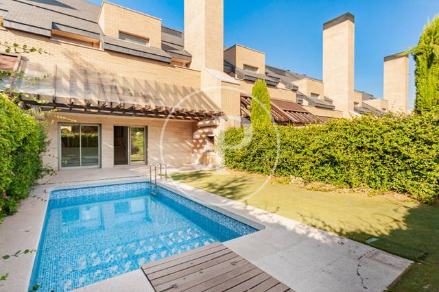 Casa adosada en Alquiler en C. Mistral en La Finca