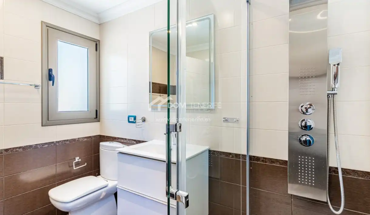 Baño de Casa o chalet en venta en Adeje con Jardín privado, Terraza y Trastero