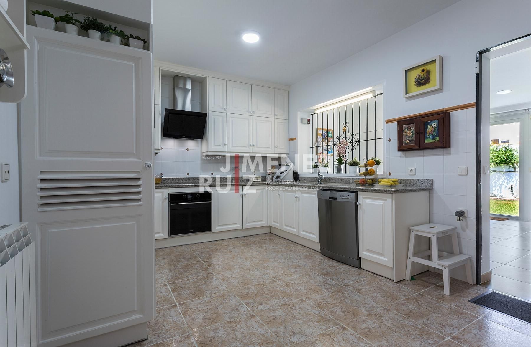 Kitchen of House or chalet for sale in El Puerto de Santa María  with Air Conditioner, Heating and Storage room