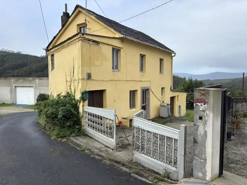 Vista exterior de Casa o xalet en venda en Ortigueira amb Calefacció, Jardí privat i Traster