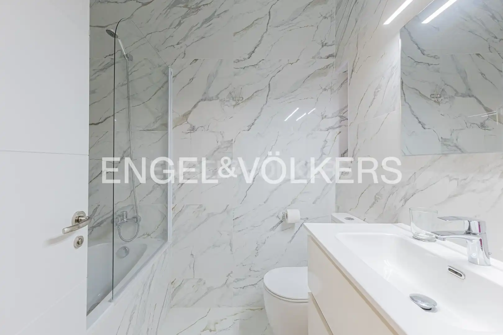 Baño de Ático de alquiler en Barcelona con Aire acondicionado, Calefacción y Parquet