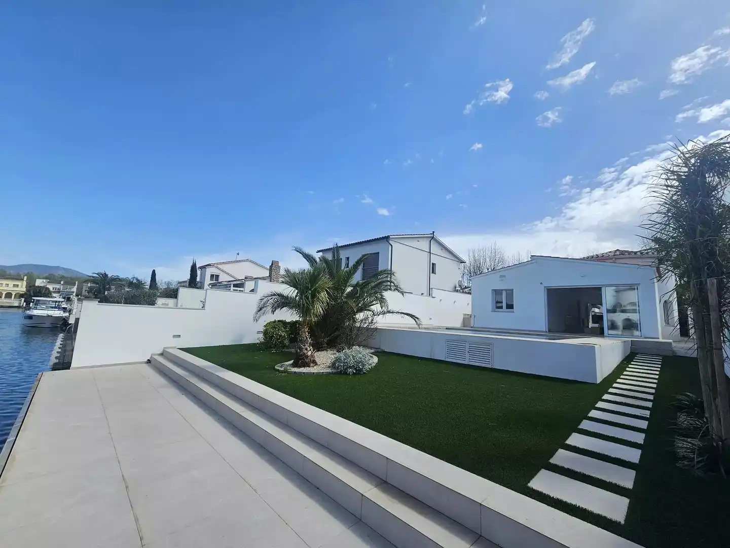 Vista exterior de Casa o xalet en venda en Empuriabrava amb Aire condicionat, Calefacció i Jardí privat