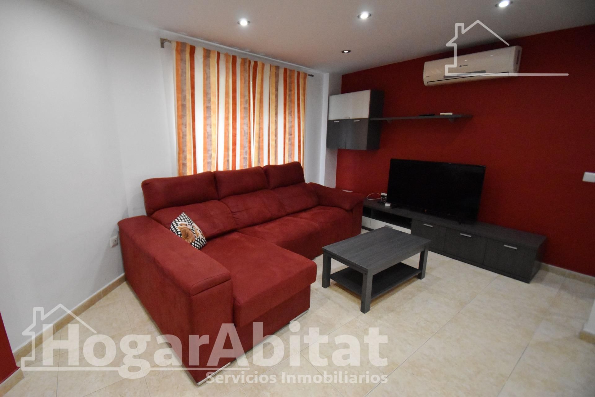 Sala d'estar de Casa adosada en venda en Onda amb Aire condicionat, Terrassa i Traster