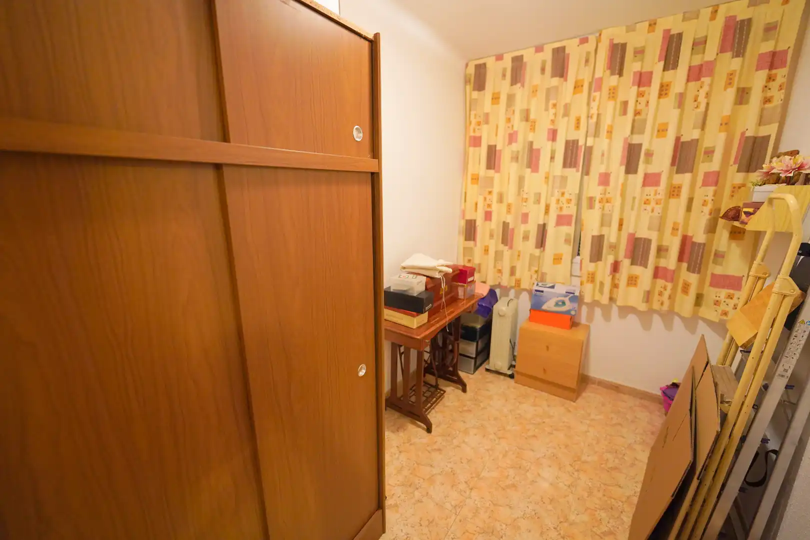 Schlafzimmer von Wohnung zum Verkauf in Barcelona mit Ofen und Balkon