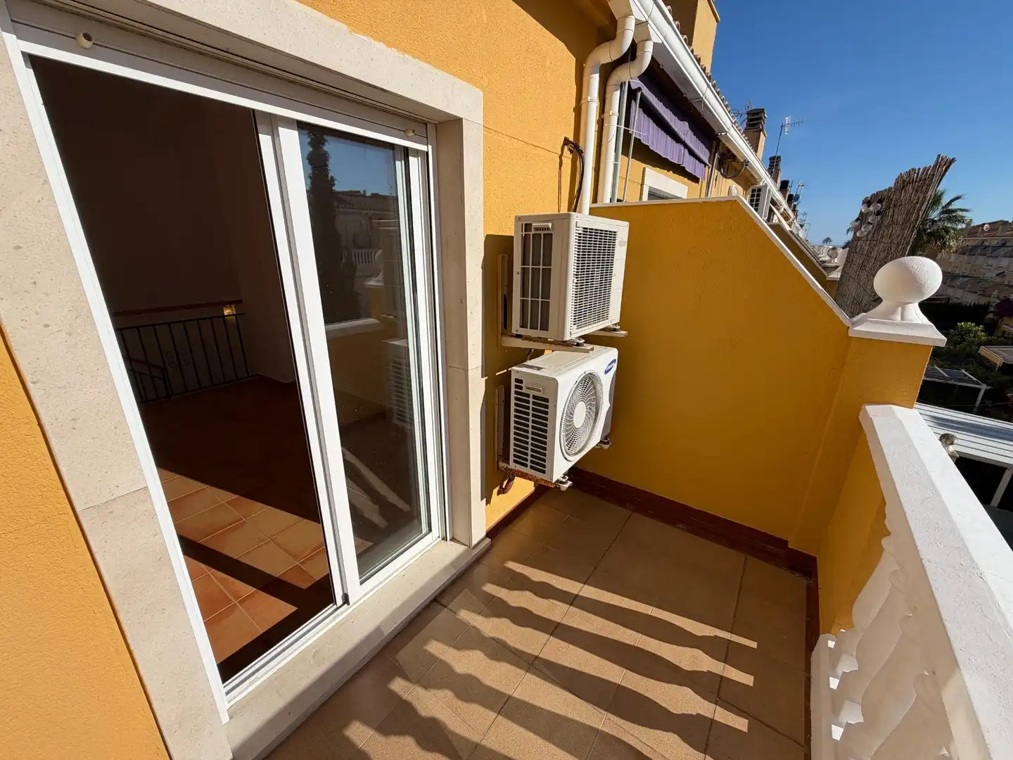 Terrasse von Einfamilien-Reihenhaus zum Verkauf in Dénia mit Klimaanlage, Privatgarten und Terrasse