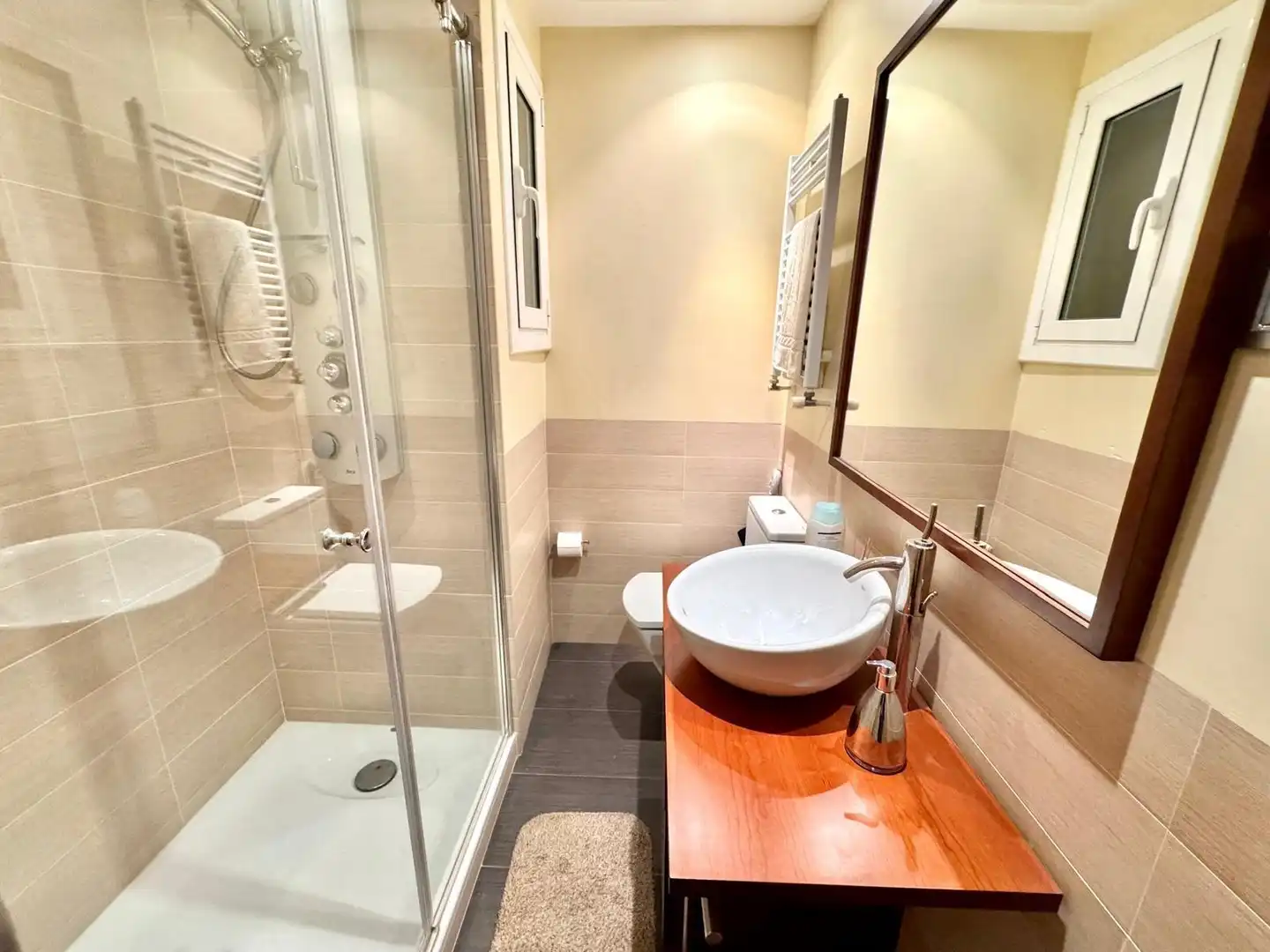 Badezimmer von Wohnung zum Verkauf in  Barcelona Capital mit Klimaanlage, Heizung und Parkett