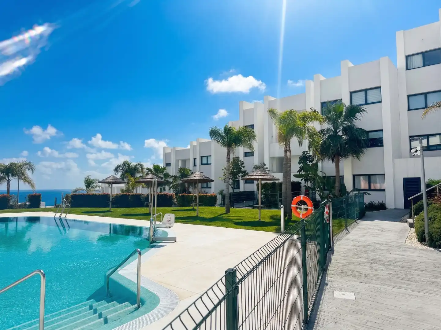 Außenansicht von Dachboden zum Verkauf in Manilva mit Klimaanlage, Heizung und Terrasse