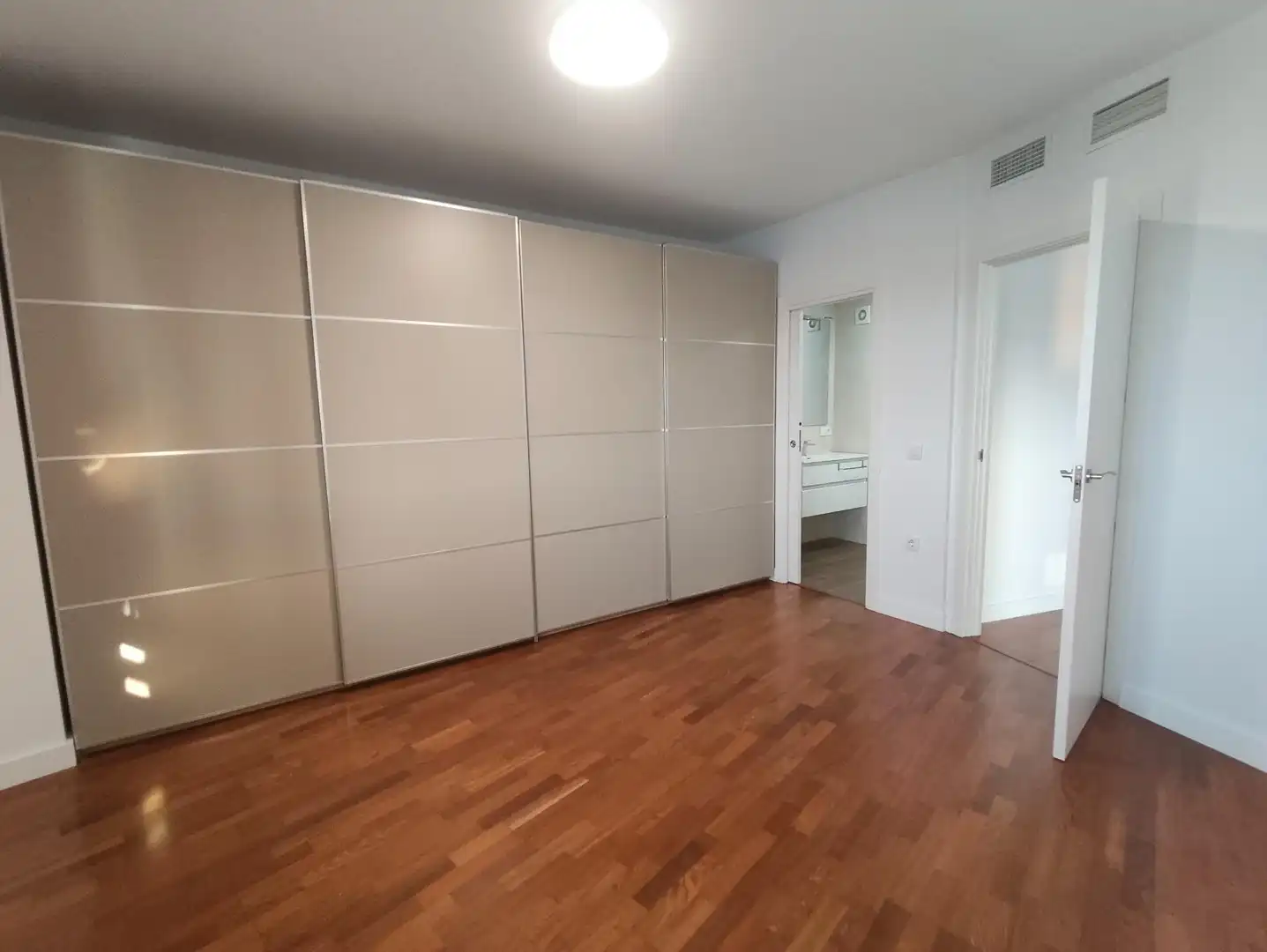 Schlafzimmer von Wohnung zur Miete in Sevilla mit Privatgarten, Terrasse und Abstellraum