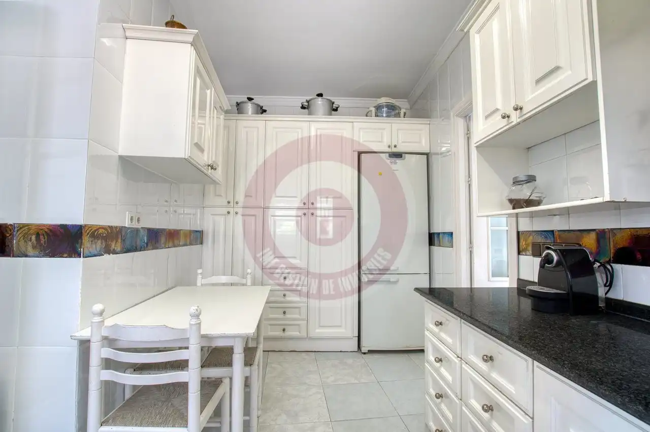 Cuina de Casa o xalet en venda en Vélez-Málaga amb Jardí privat i Piscina