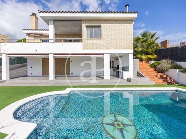 Casa con piscina in vendita a Carrer Torrevella