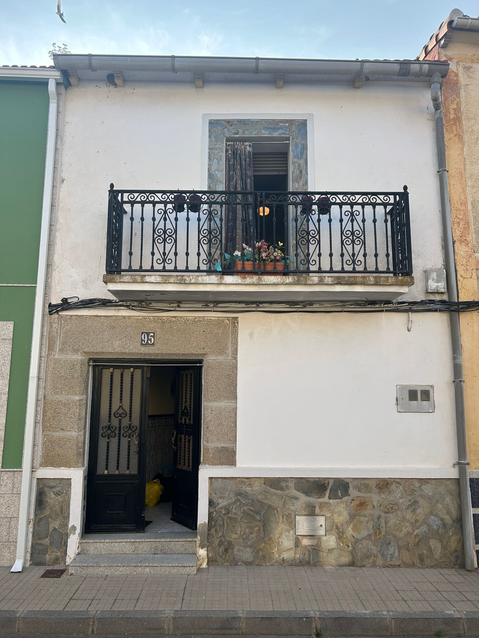 Vista exterior de Casa o xalet en venda en Zarza la Mayor amb Traster i Moblat