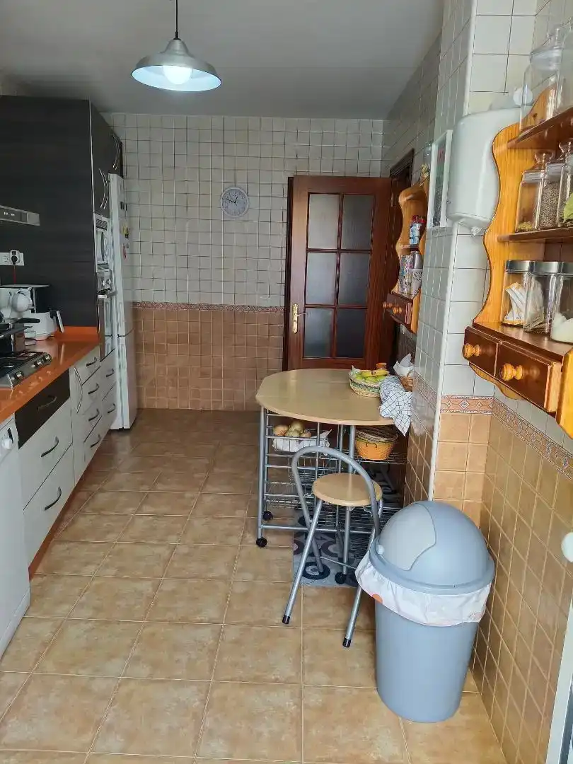 Cuina de Casa adosada en venda en La Rinconada amb Aire condicionat i Balcó
