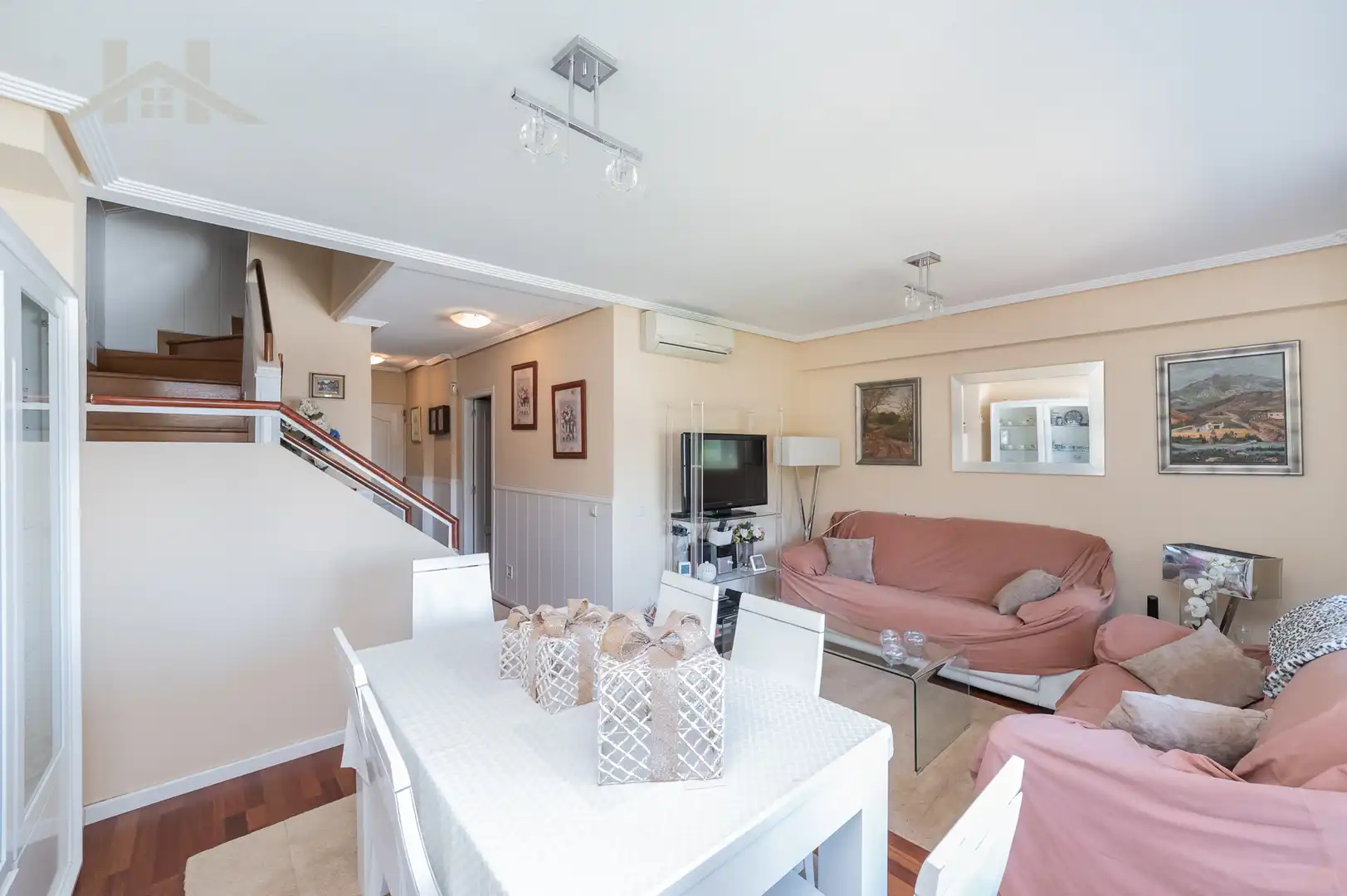 Sala de estar de Dúplex en venta en Torrelodones con Aire acondicionado, Calefacción y Jardín privado