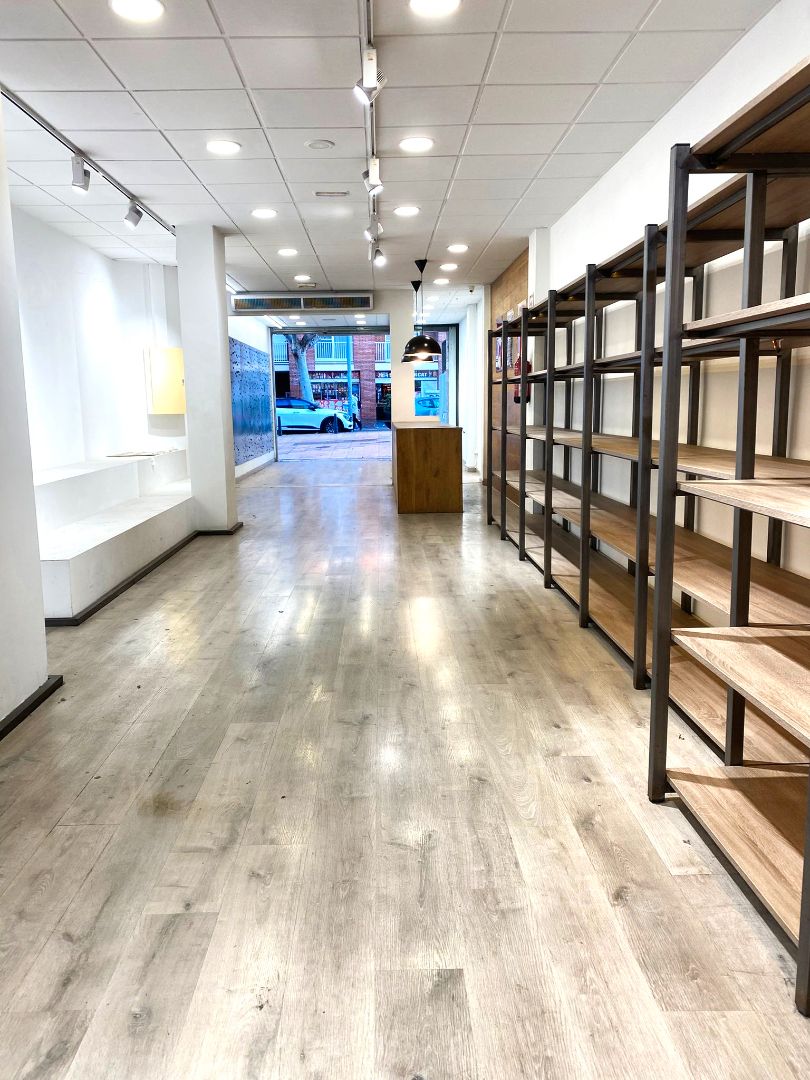 Local de alquiler en Plaça d'Enric Granados, Catalunya - Fontetes