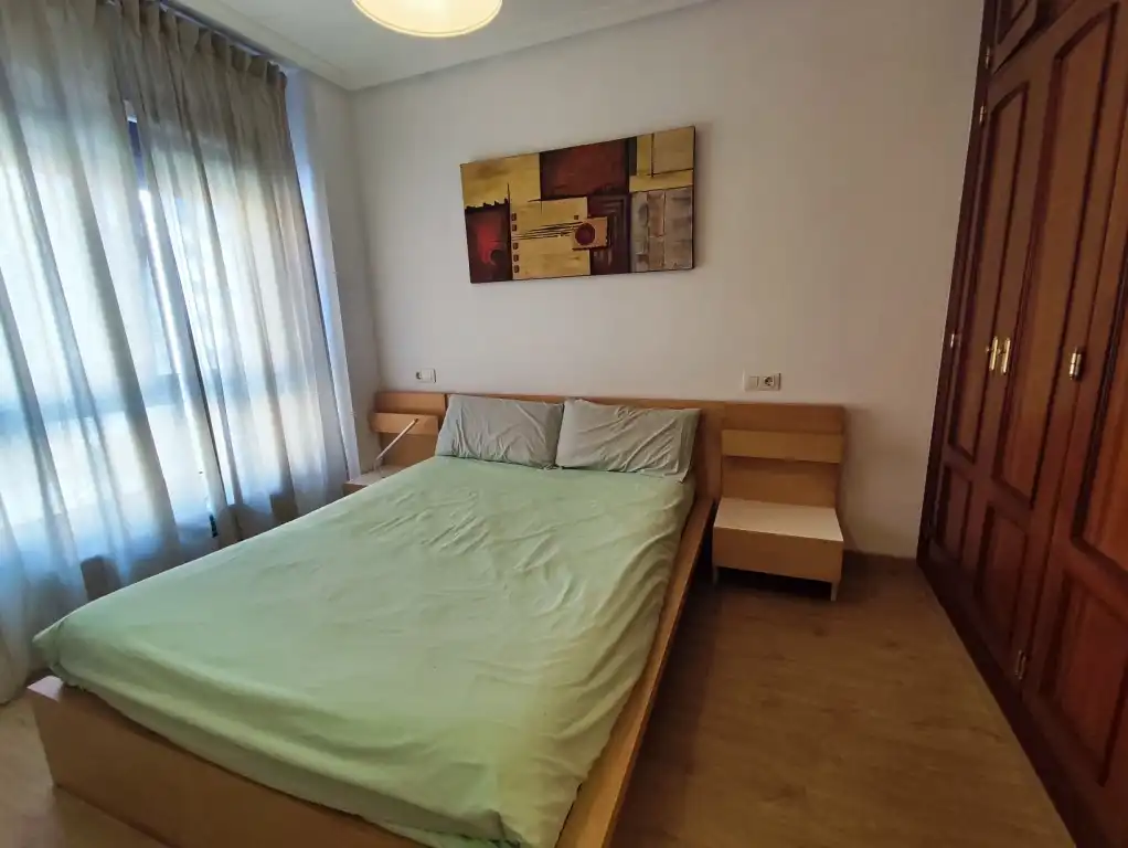 Dormitori de Apartament en venda en Gijón  amb Calefacció, Parquet i Moblat