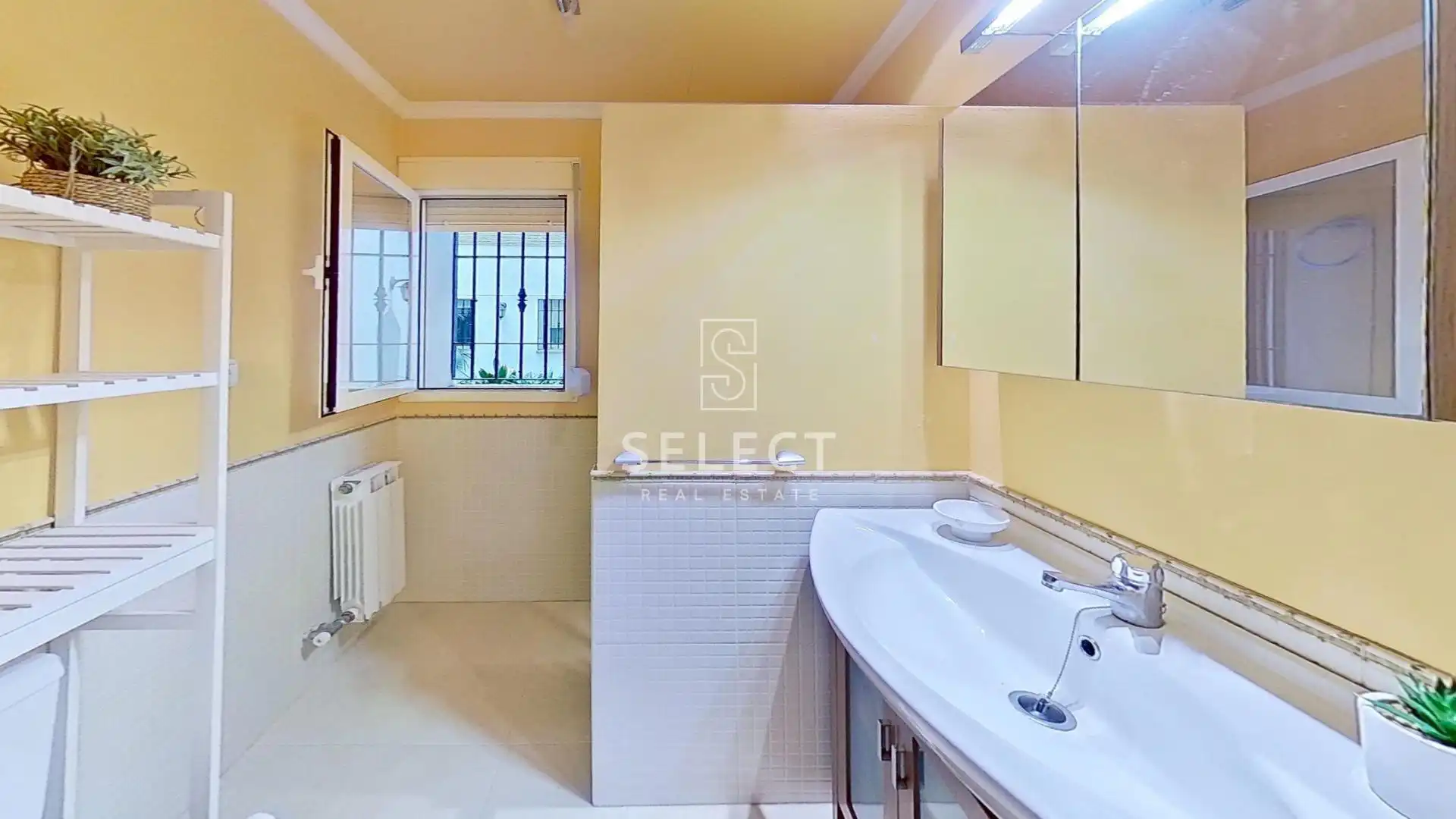 Bany de Apartament en venda en Granada amb Aire condicionat, Calefacció i Jardí privat