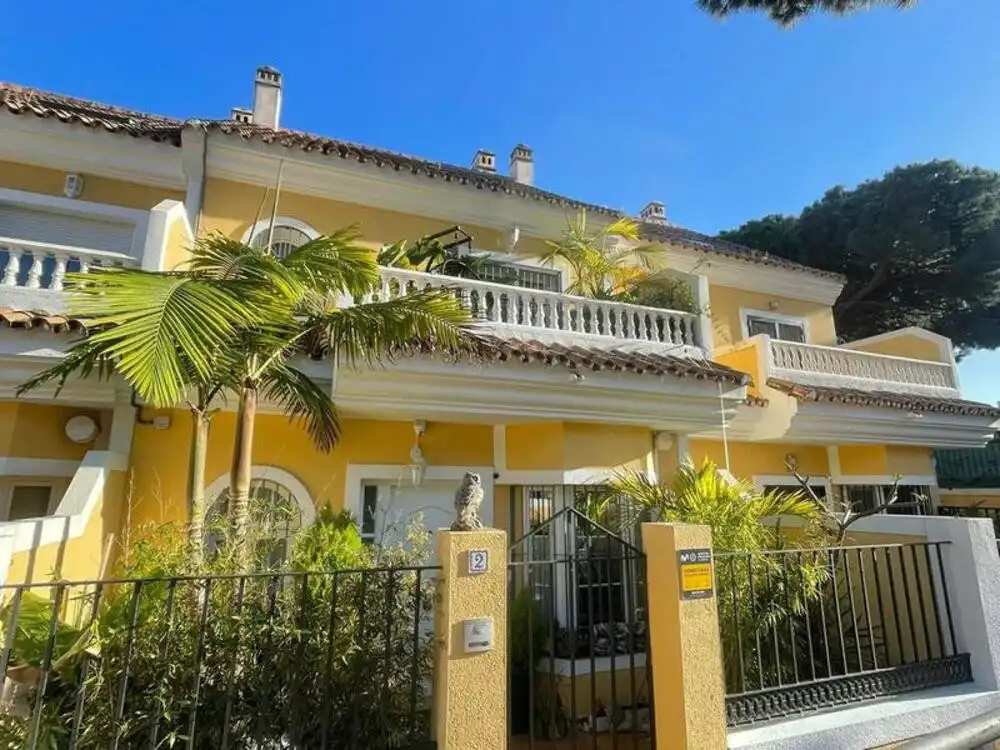 Adosado con piscina en venta en Calahonda