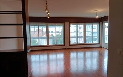 Living room of Flat to rent in Vigo   with Heating, Parquet flooring and Storage room