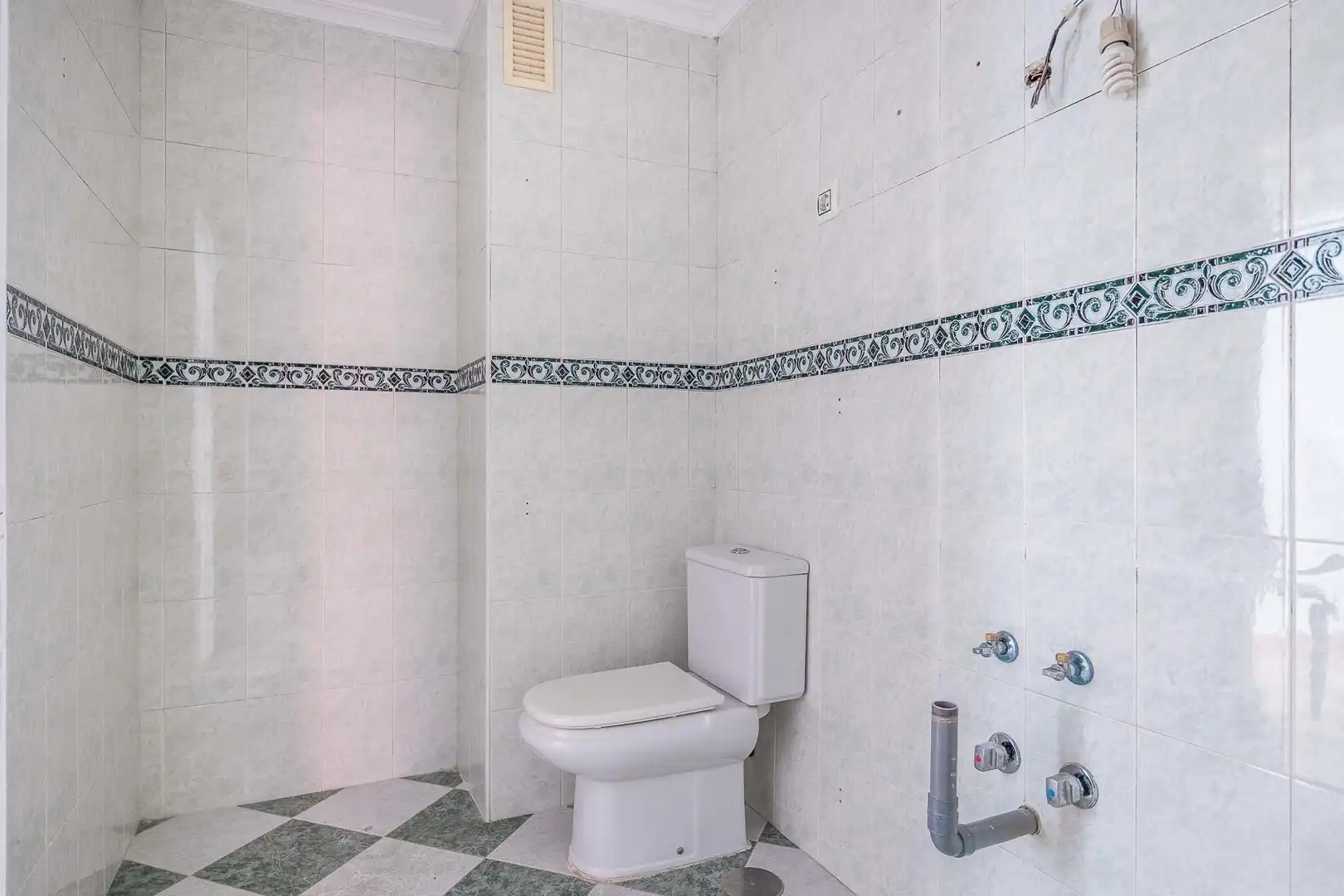 Baño de Piso en venta en Alcalá de Guadaira con Balcón