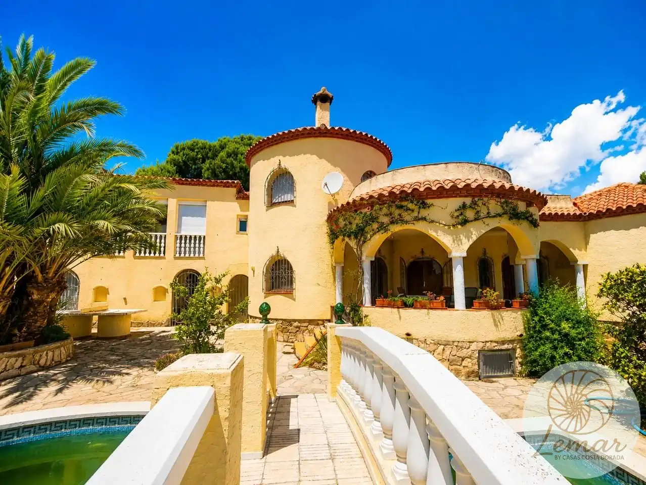 House with pool for sale in Constitució