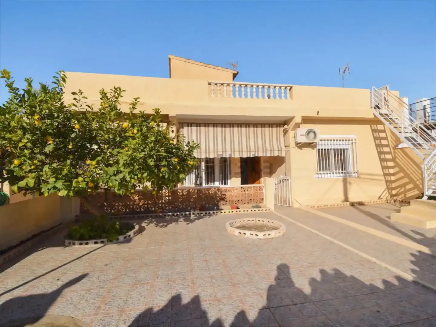 Vista exterior de Pis en venda en L'Eliana amb Aire condicionat, Jardí privat i Parquet