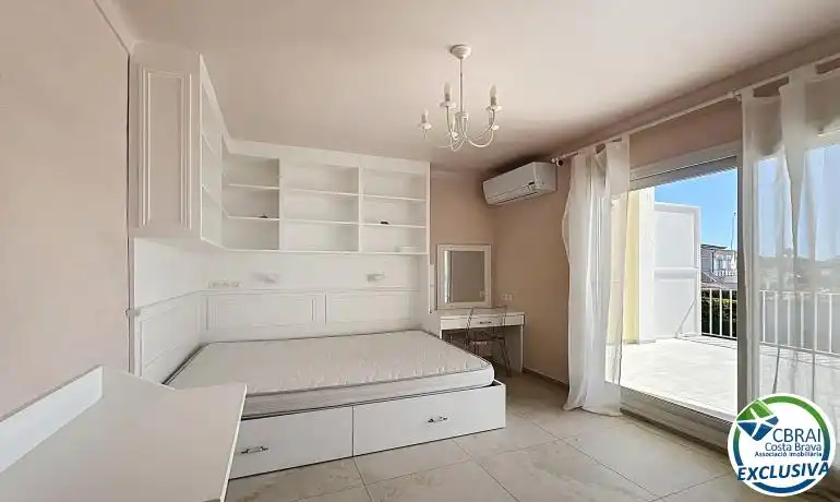 Dormitori de Casa o xalet en venda en Empuriabrava amb Aire condicionat, Calefacció i Jardí privat