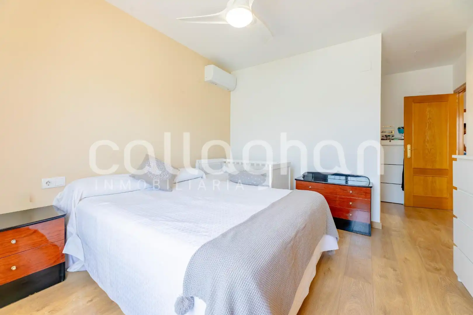 Dormitori de Casa adosada en venda en La Pobla de Vallbona amb Aire condicionat, Jardí privat i Terrassa