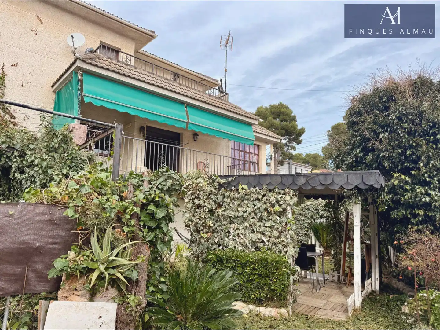 Vista exterior de Casa adosada en venta en Cunit con Jardín privado, Terraza y Amueblado