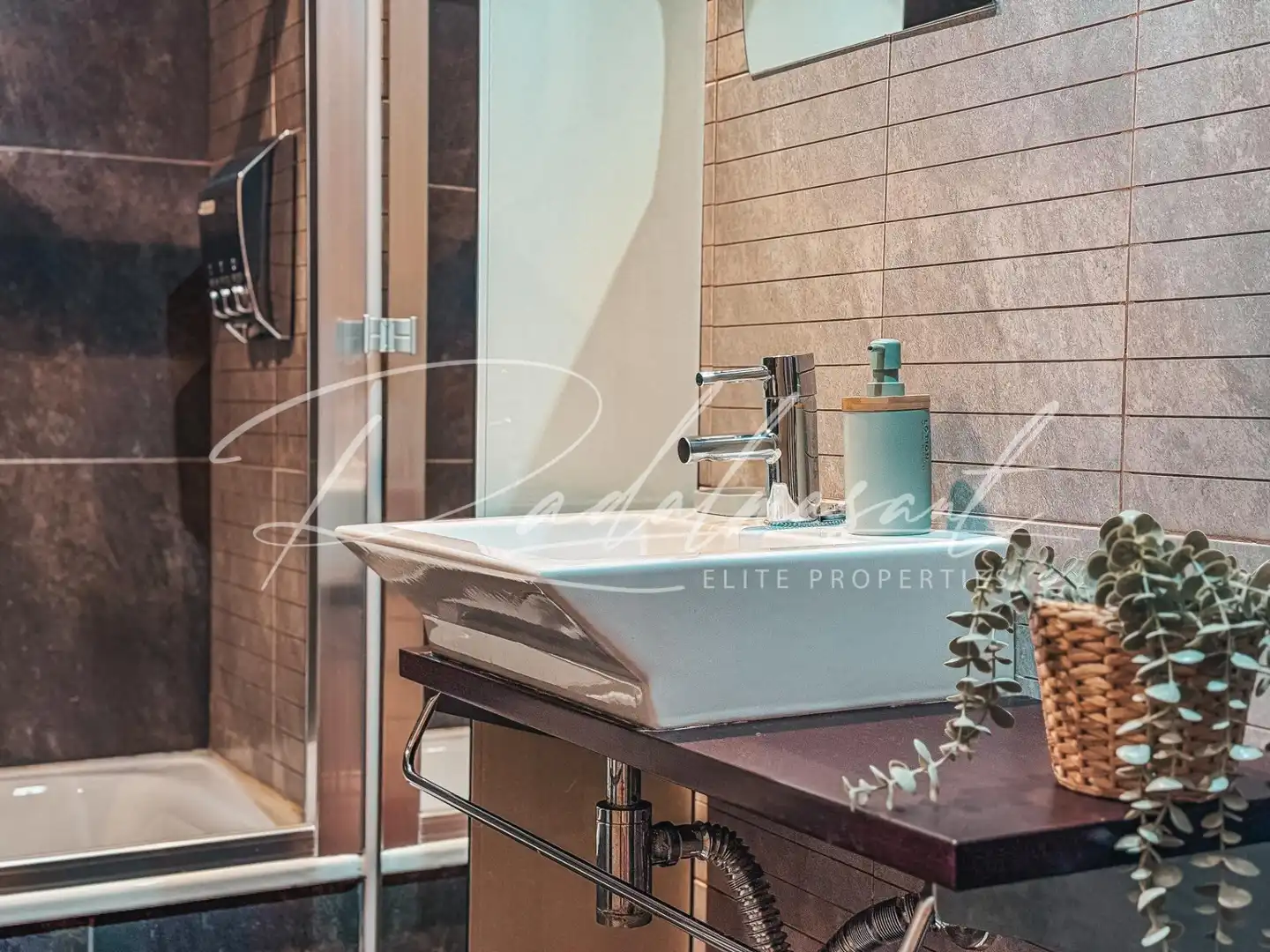 Badezimmer von Einfamilien-Reihenhaus zum Verkauf in Perafort mit Klimaanlage, Privatgarten und Parkett