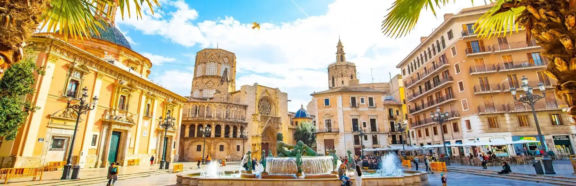 Exterior view of Ground floor for rent in Valencia  with Air Conditioner and Furnished