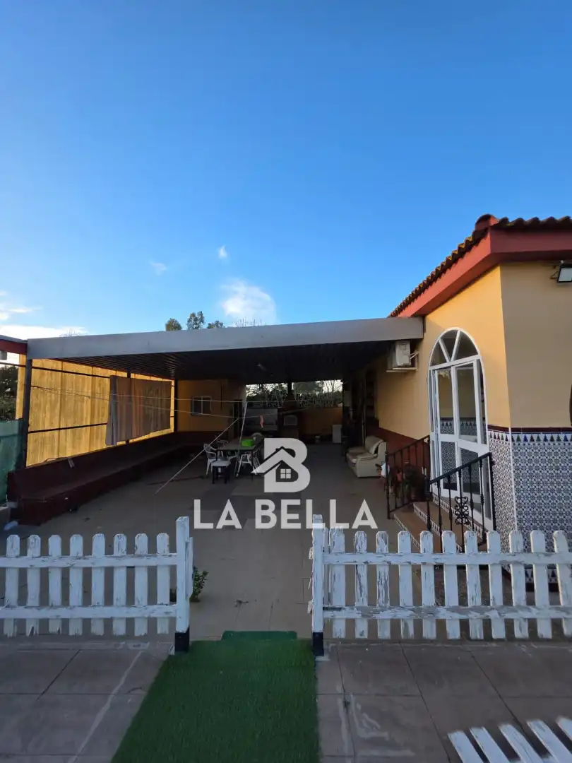 Vista exterior de Casa o xalet en venda en Coria del Río amb Aire condicionat, Jardí privat i Traster