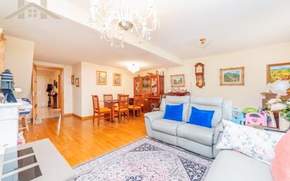 Sala d'estar de Casa adosada en venda en Colmenar Viejo amb Aire condicionat, Calefacció i Parquet