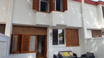 Vista exterior de Casa o xalet en venda en Chiclana de la Frontera amb Aire condicionat i Jardí privat