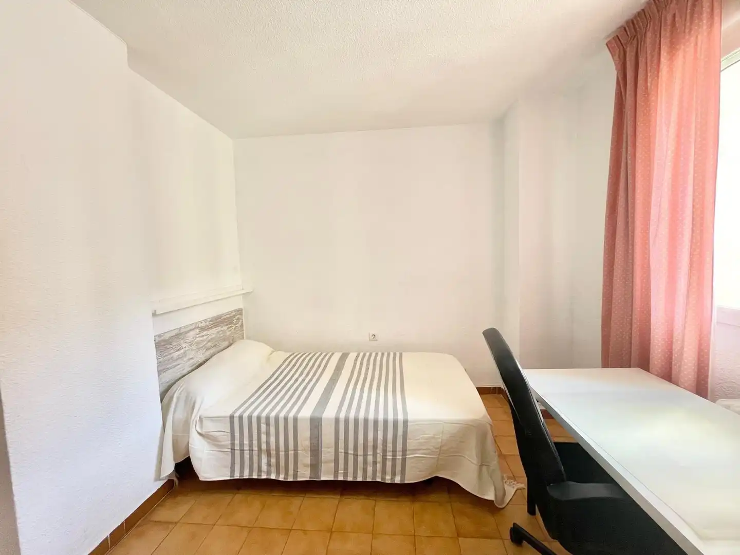 Bedroom of Flat for share in Ronda