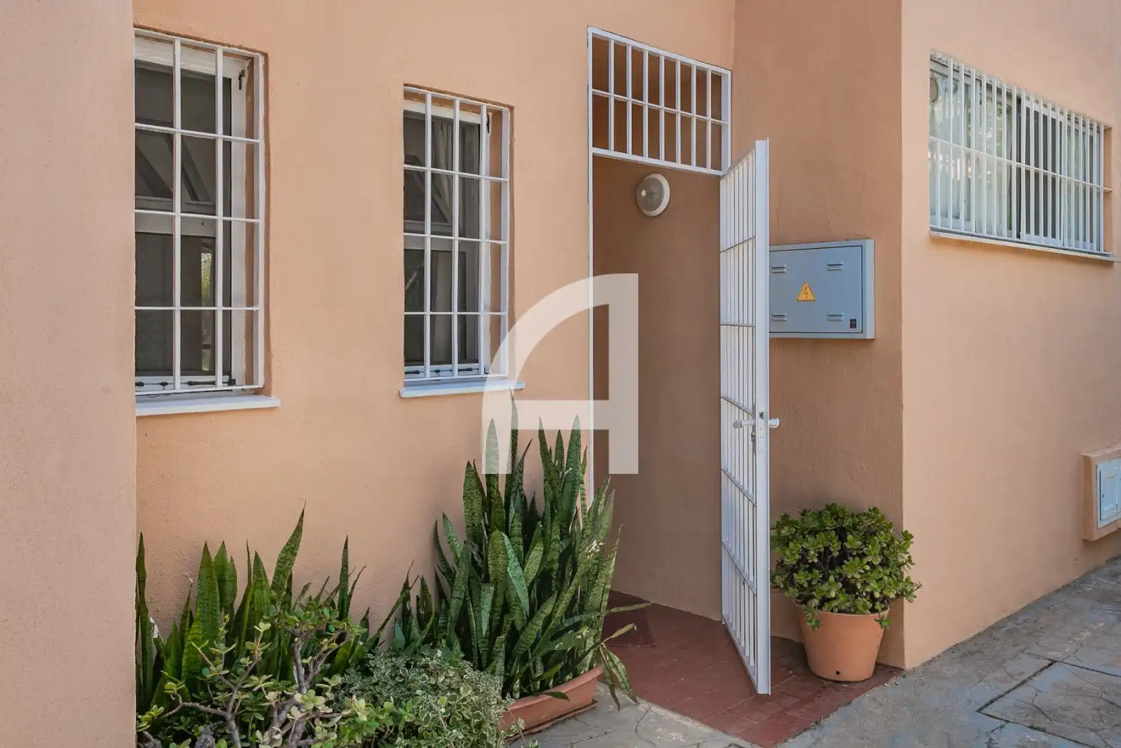 Außenansicht von Einfamilien-Reihenhaus zum Verkauf in Estepona mit Heizung, Terrasse und Schwimmbad