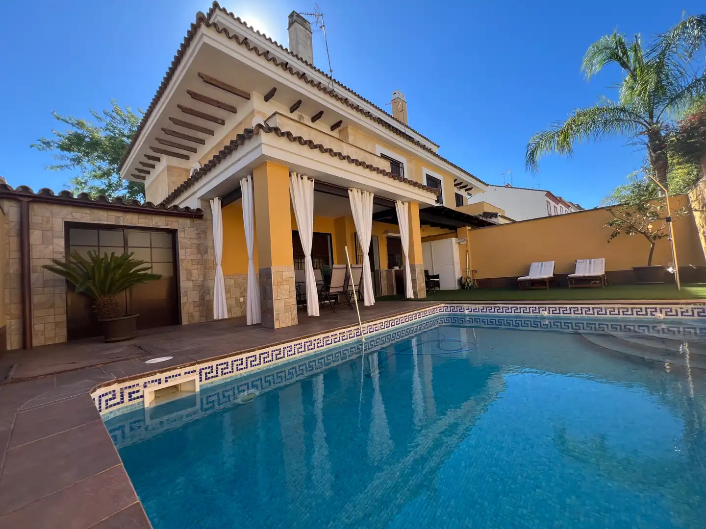 Piscina de Casa adosada en venda en Espartinas amb Aire condicionat, Calefacció i Jardí privat