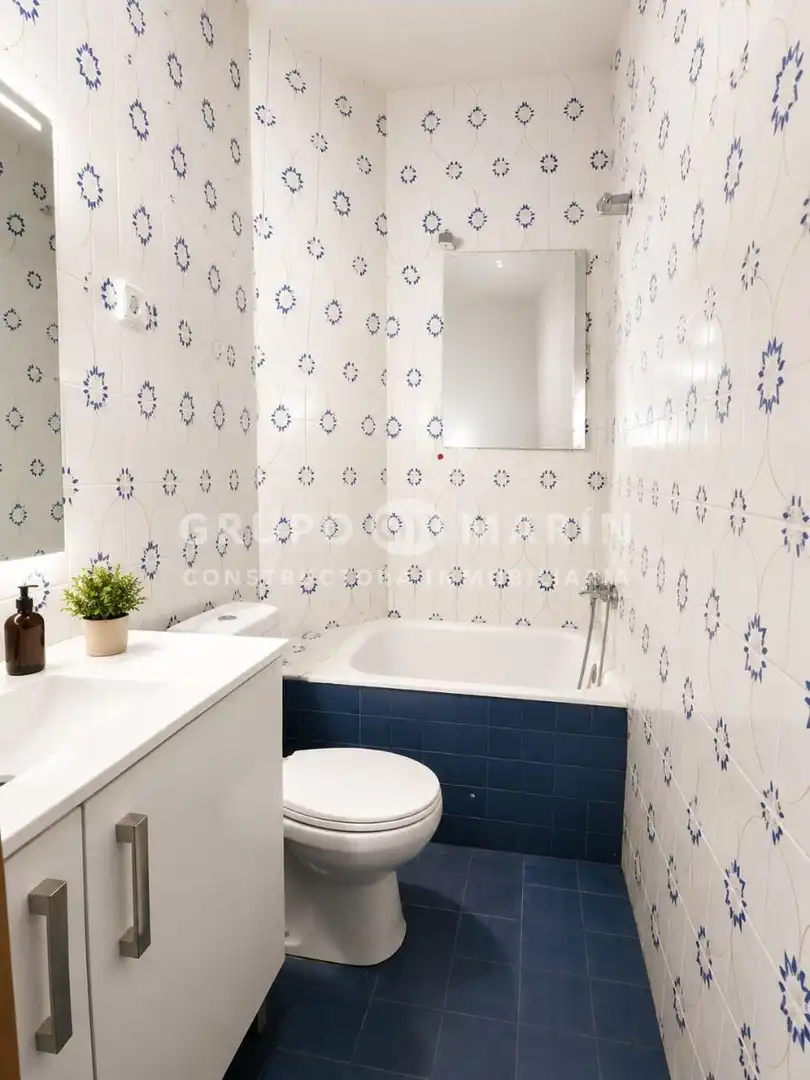 Bathroom of Flat for sale in Badalona  with Balcony