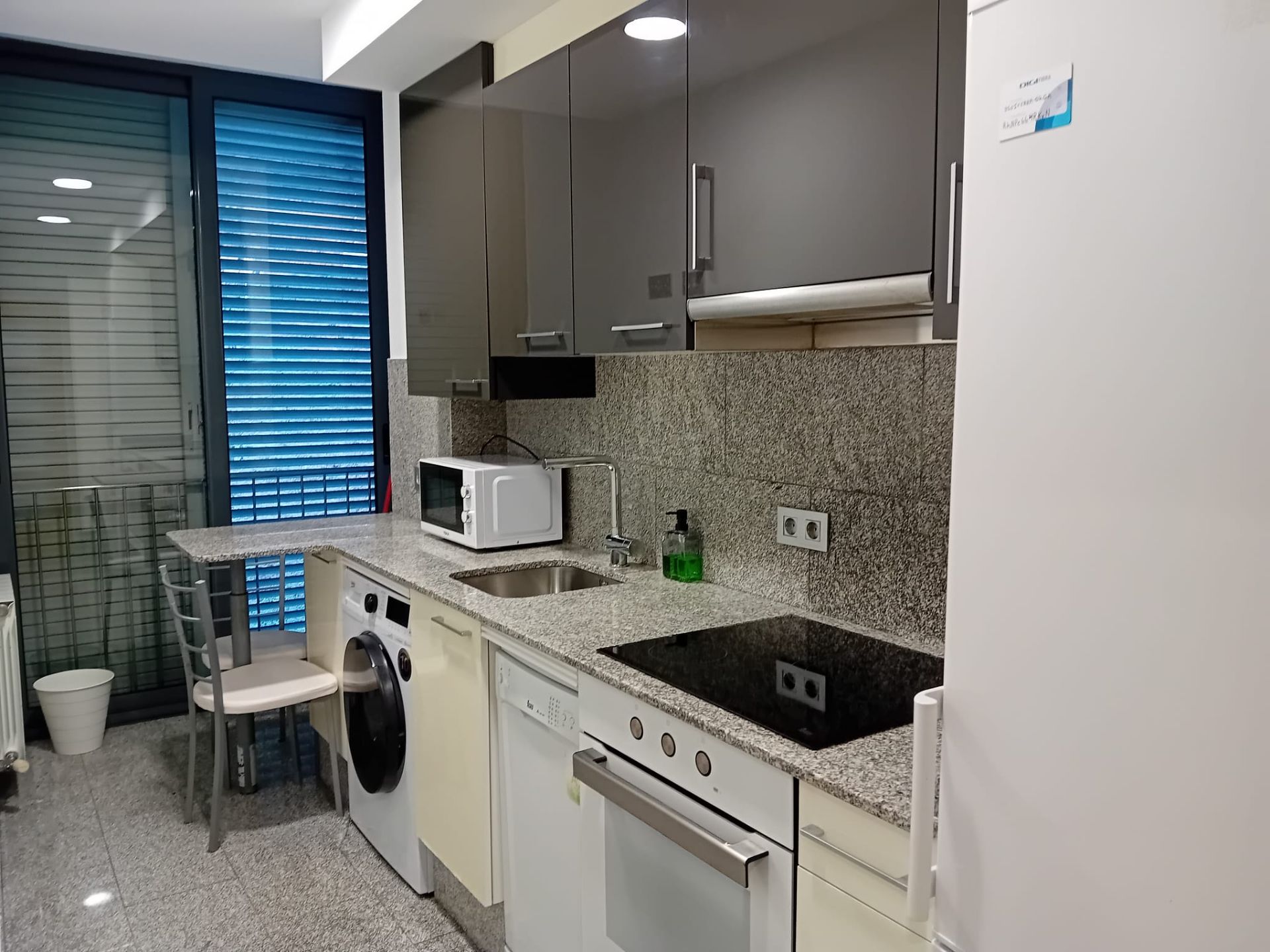 Cuina de Pis de lloguer en Vigo  amb Calefacció, Moblat i Forn