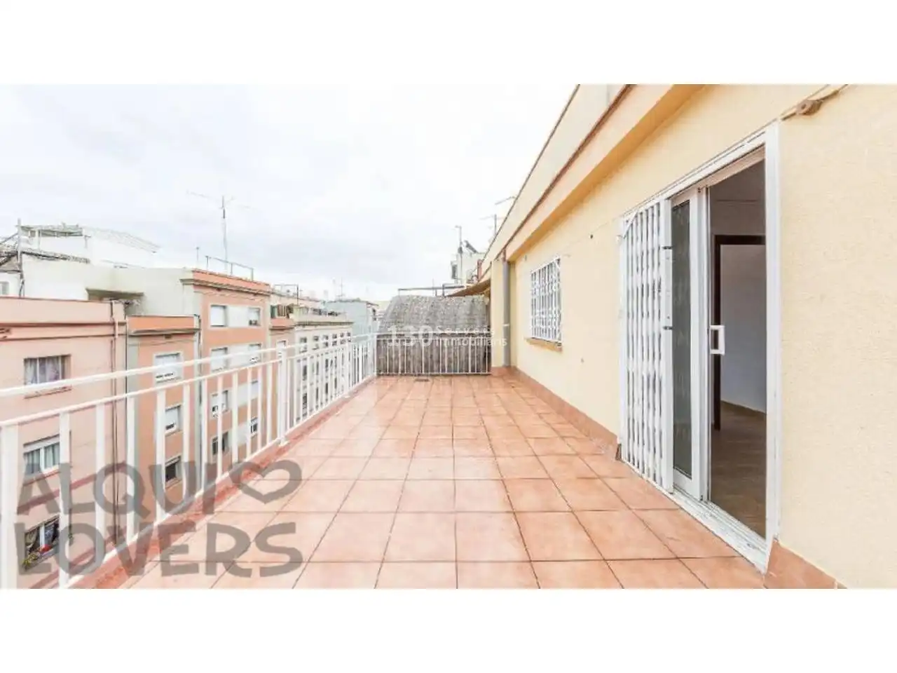 Vista exterior de Ático en venta en L'Hospitalet de Llobregat con Terraza