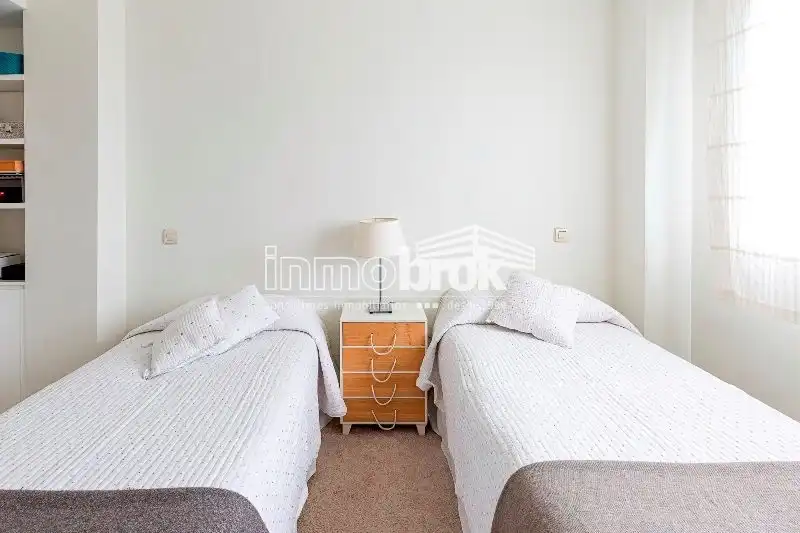 Schlafzimmer von Dachboden zur Miete in La Moraleja mit Klimaanlage, Heizung und Abstellraum