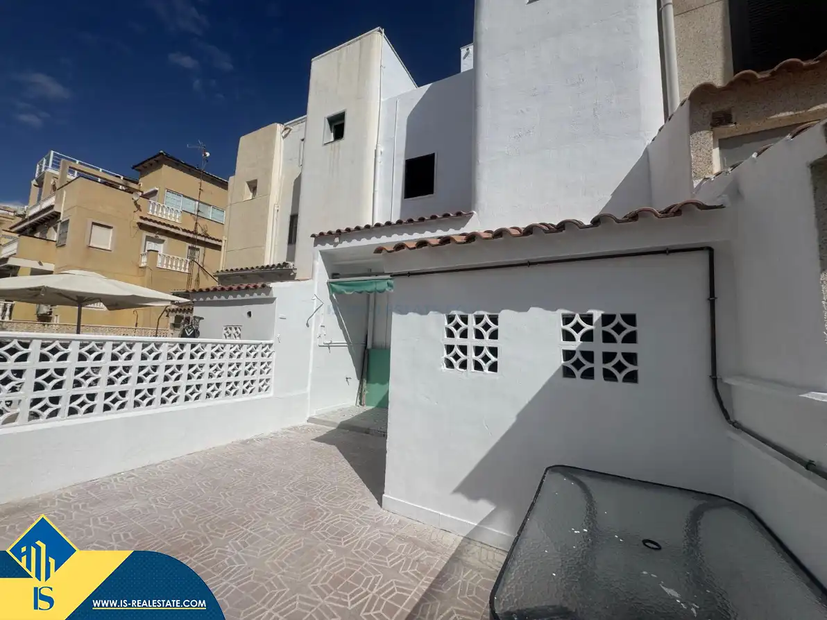 Vista exterior de Casa adosada en venda en Torrevieja amb Calefacció, Jardí privat i Terrassa