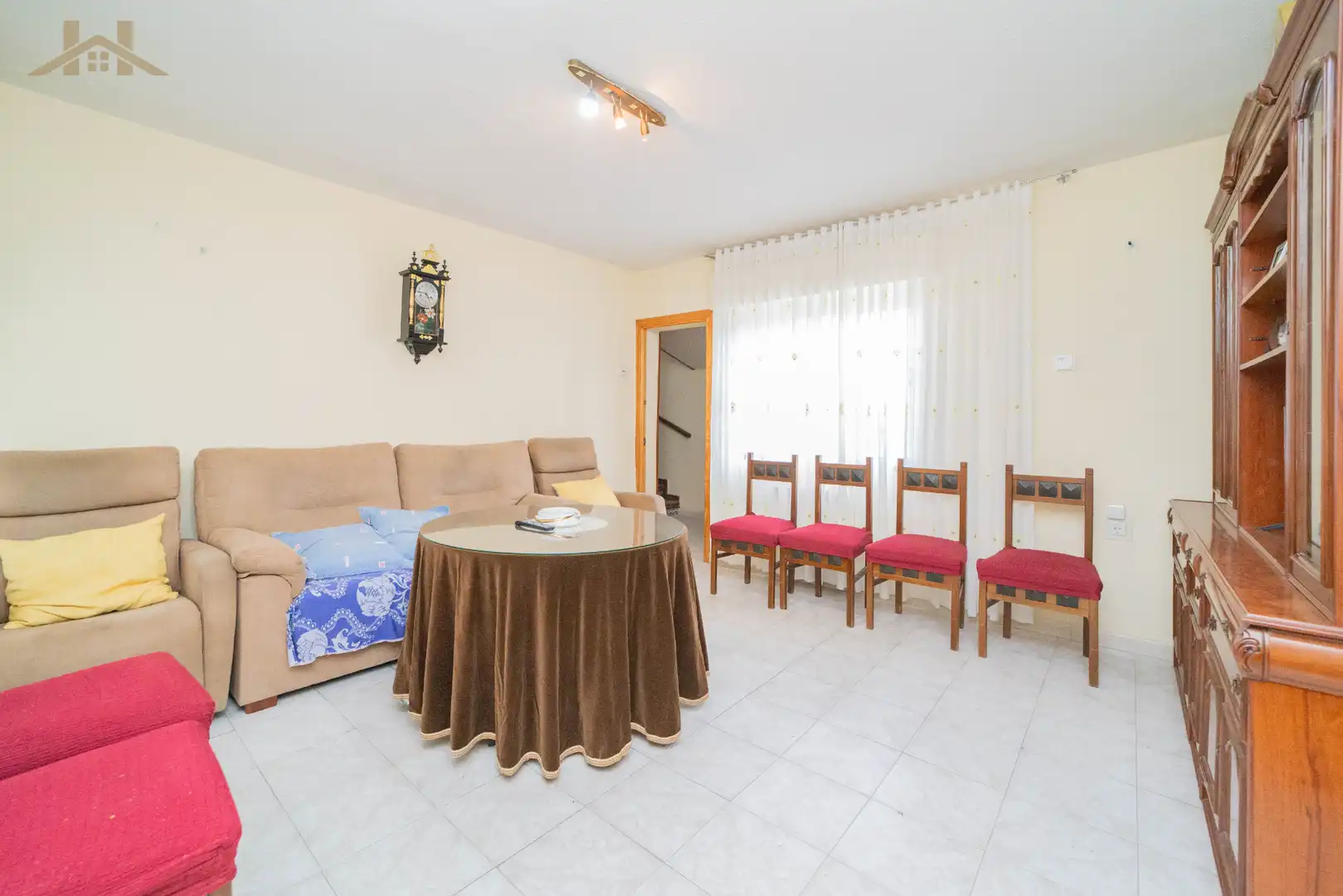 Sala d'estar de Casa adosada en venda en Santa Cruz del Retamar amb Calefacció, Jardí privat i Terrassa
