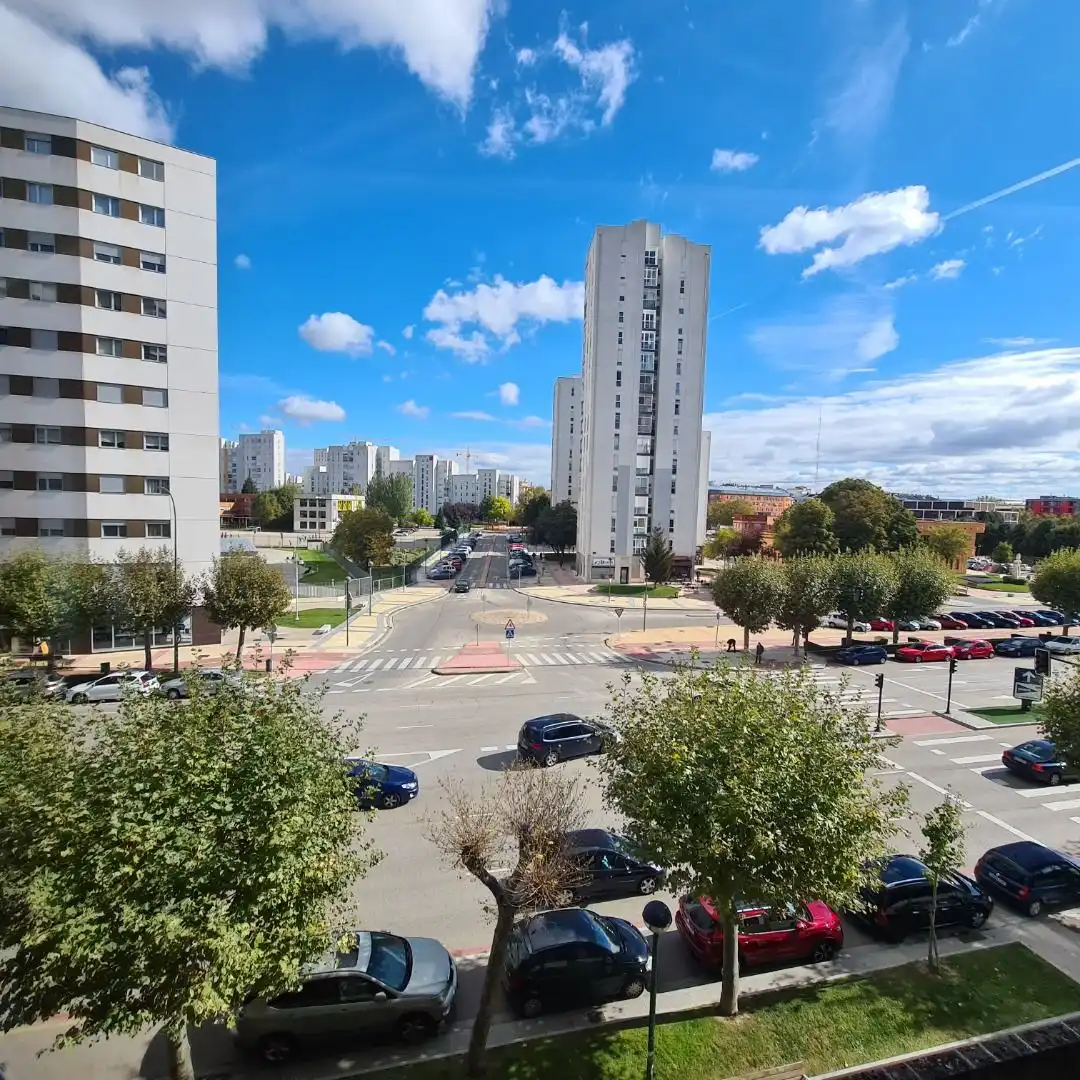 Piso de alquiler en Avenida Cantabria, Reyes Católicos