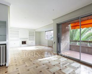 Living room of Flat to rent in  Madrid Capital  with Heating, Terrace and Swimming Pool