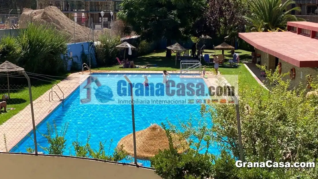 Piscina de Pis de lloguer en Granada amb Aire condicionat, Calefacció i Moblat