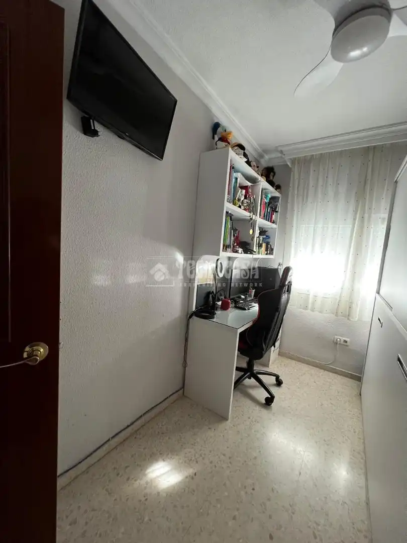 Bedroom of Flat for sale in Sevilla  with Air Conditioner, Heating and Storage room