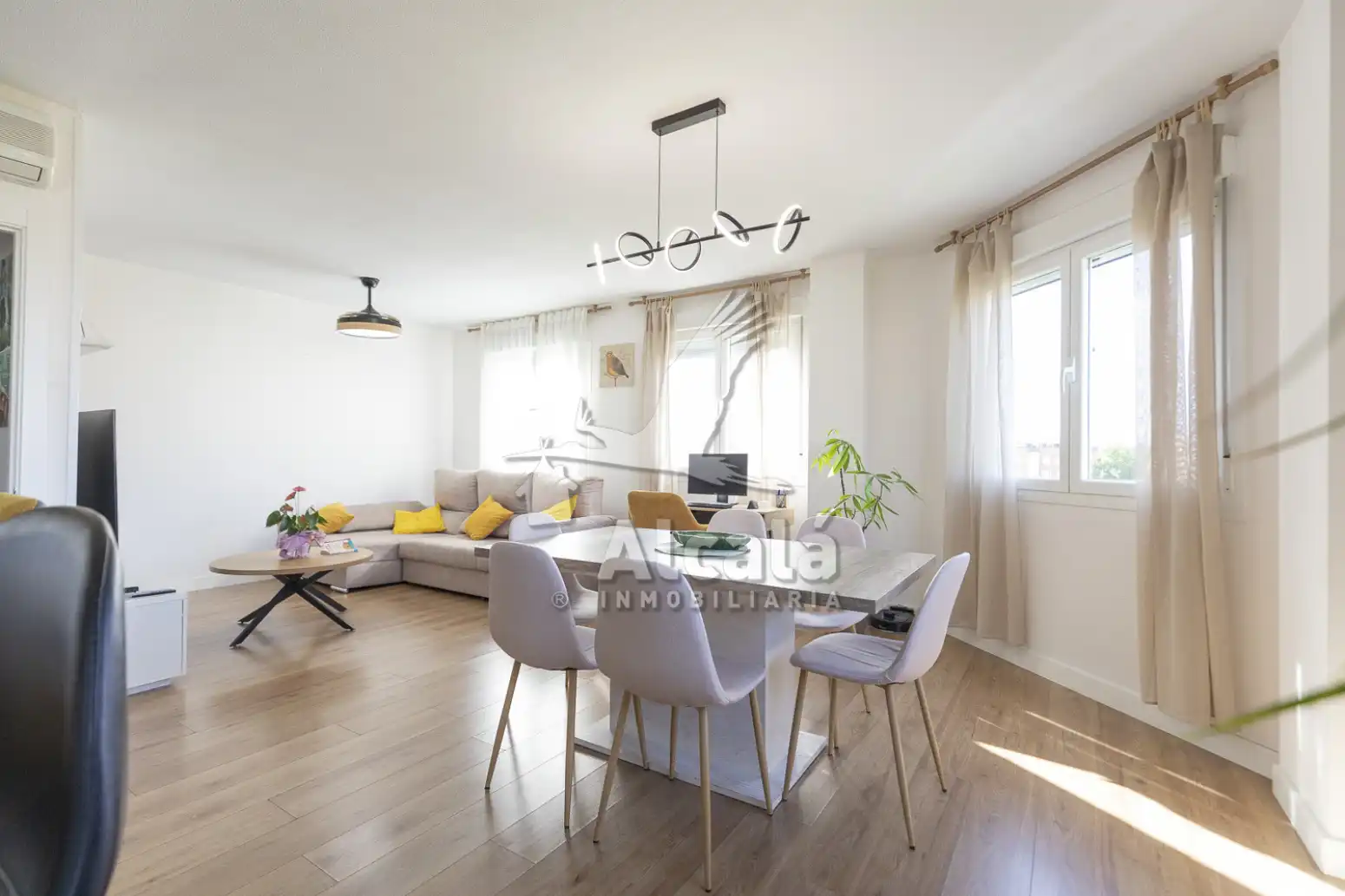Sala de estar de Piso en venta en Alcalá de Henares con Aire acondicionado, Calefacción y Trastero
